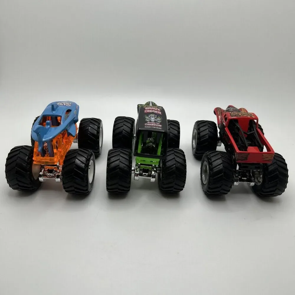 Hot Wheels Monster Jam Shark Wreak Grave Digger Captain’s Curse 1:64 Truck Lot